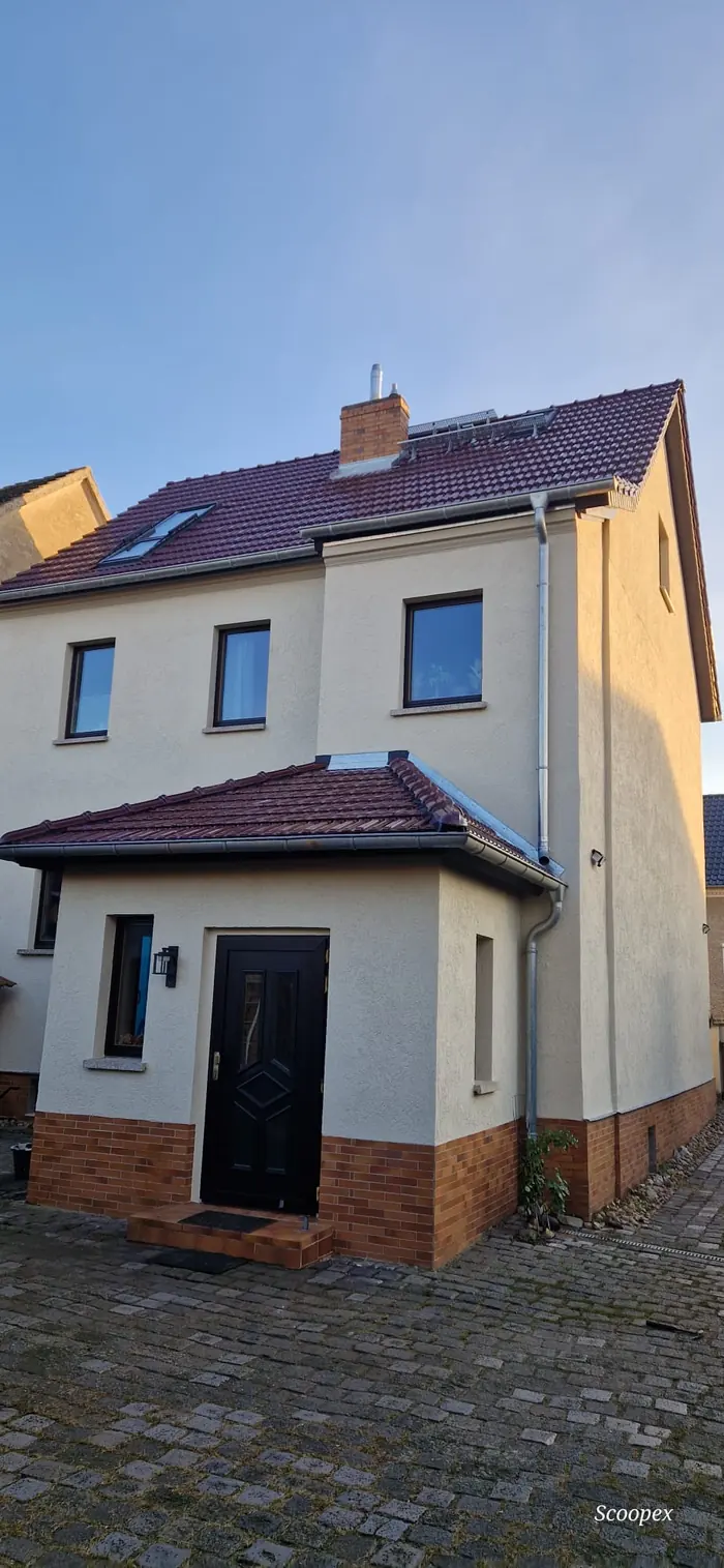 Haus in Caputh mit hellem Putz nach der Sanierung von Dach und Fassade