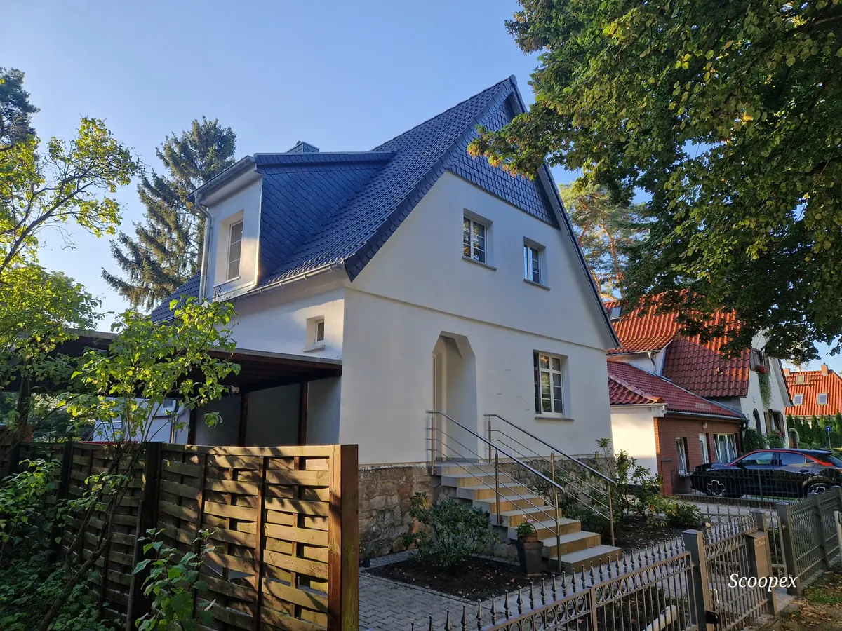 Haus in Rehbrücke mit heller Fassade und dunkler Dacheindeckung